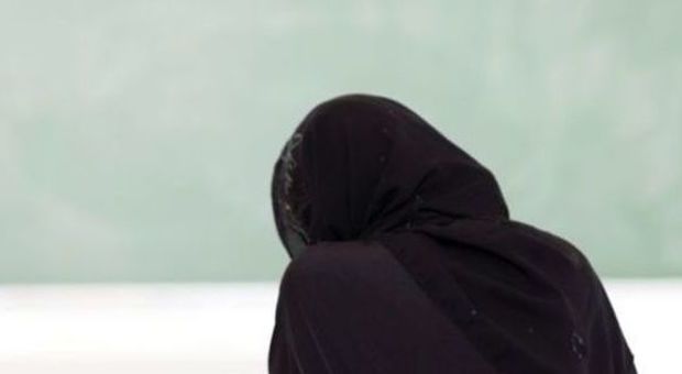 "Non rispetti le regole dell'Islam": e il marito minaccia di darle fuoco