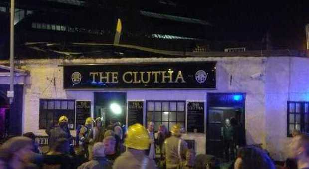 Glasgow, elicottero della polizia si schianta su un pub: vittime e feriti