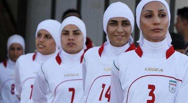 Iran, uomini nella nazionale femminile di calcio. La Federazione:«Stavano per cambiare sesso»