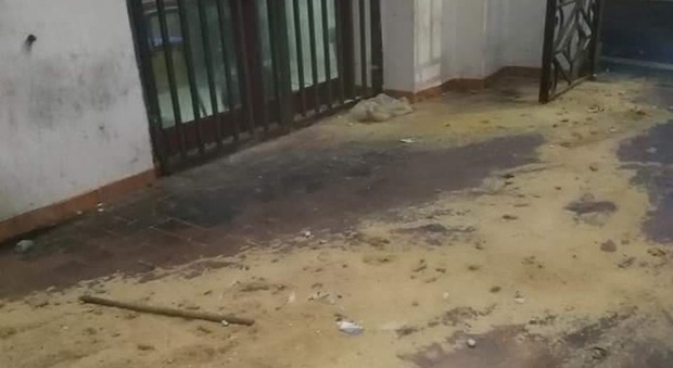Municipio del Napoletano preso di mira dai vandali: pietre, escrementi e segatura