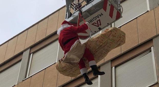 Babbo Natale si cala dal tetto per i bambini dell'ospedale: ad aiutarlo ci pensano i vigili del fuoco