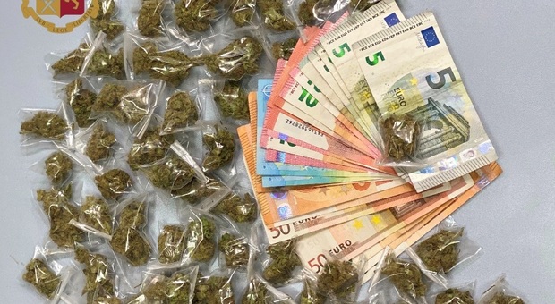 Secondigliano, 73 dosi di marijuana nella gradinata della piazza: arrestato