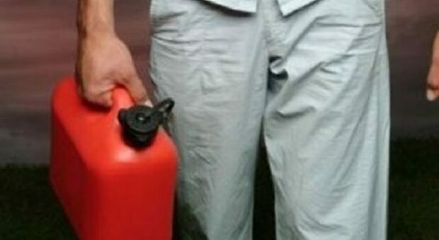 Napoli, prende una tanica di benzina e minaccia di dare fuoco alla casa della ex: arrestato