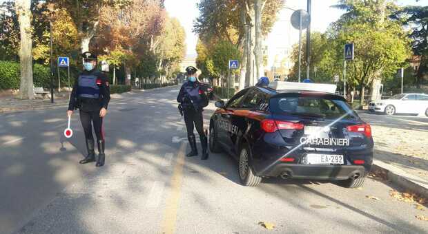 Foligno, non si ferma all'alt dei carabinieri: scatta denuncia e sanzione per violazione norme Covid