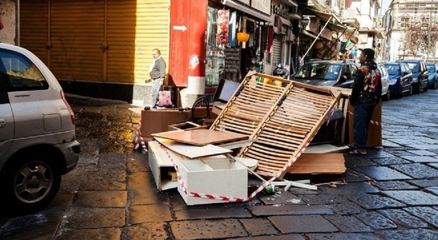 Centro storico di Napoli, lo slalom dei turisti tra i rifiuti: «Situazione inaccettabile»