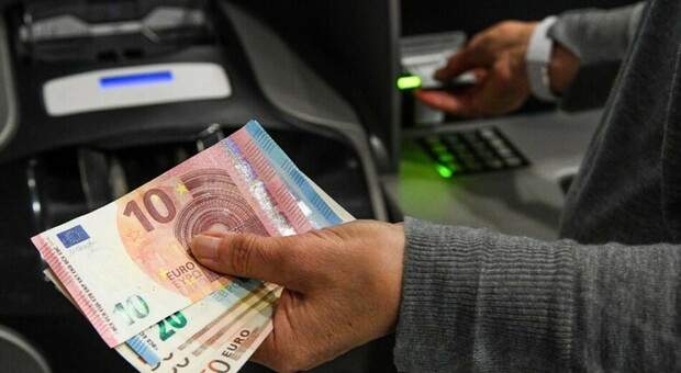 Stipendi bancari, si avvicina l'accordo: verso "maxi-tredicesima" da 1.750 euro (oltre all'aumento)