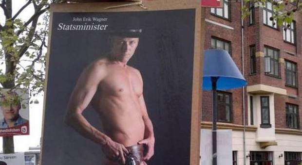 Il candidato hot, si spoglia nudo sui manifesti: campagna elettorale choc in Danimarca