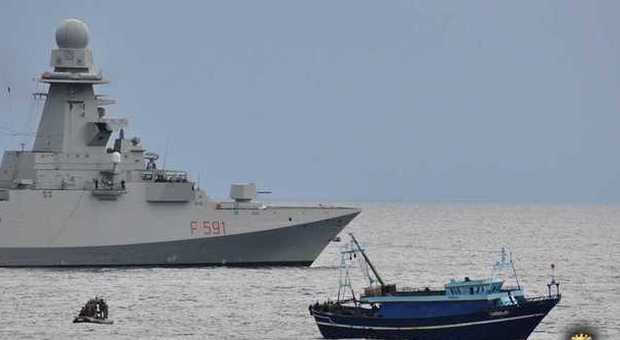 Migranti, Mare sicuro: le navi della Marina militare intercettano barcone, bloccati 17 scafisti