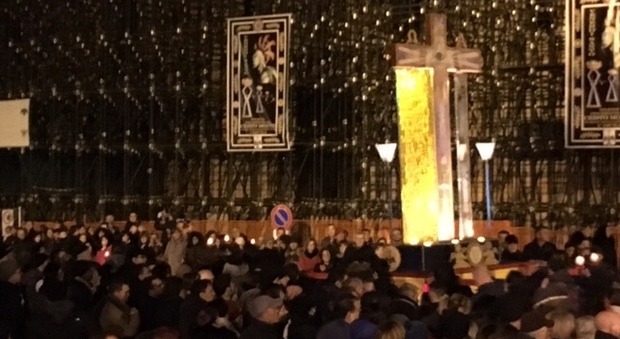 Processione del venerdì Santo, polemiche sul Crocifisso: i consiglieri comunali sfilano divisi