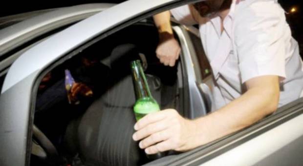 Ubriaco al volante provoca un incidente: 23enne nei guai