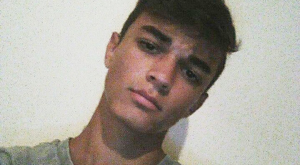 Francesco muore a 17 anni, travolto in moto da un'auto. Arrestato il conducente, era ubriaco