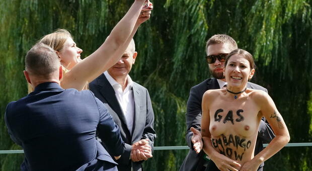 Due attiviste a seno nudo davanti al cancelliere Scholz: «Basta soldi a Putin». Cos'è accaduto