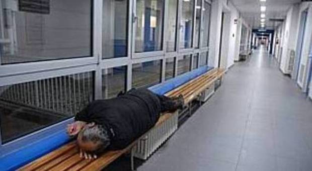 Hotel ospedale: senzatetto dormono nella hall: «Meglio qui che in barella»