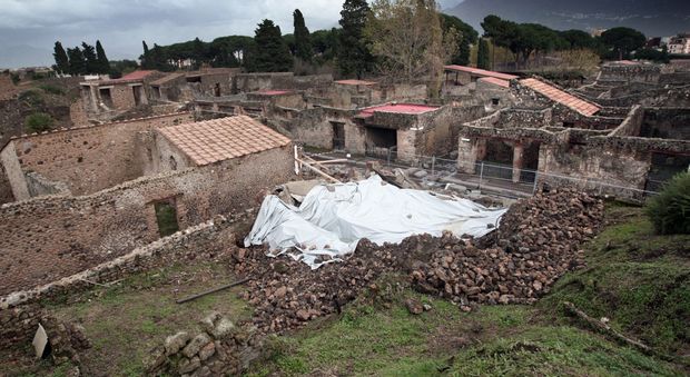 Migranti, progetto utilizzo a Pompei rivolta social. Sindaco: «Mi vergogno»