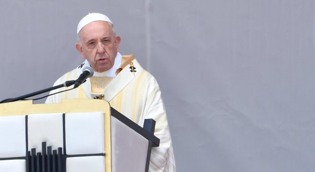 Papa Francesco, mea culpa sui rom: «Sono emarginati dai cristiani»