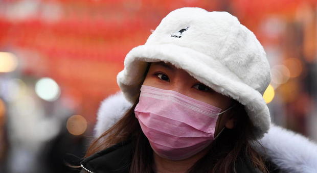 Coronavirus, un morto fuori da epicentro di Wuhan. Pechino cancella il Capodanno cinese. «Test in Italia tra 4-5 giorni»