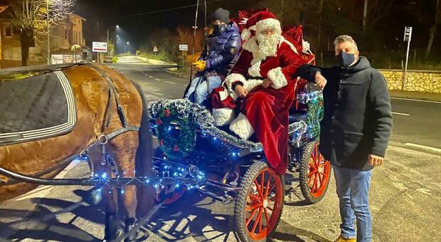 Babbo Natale arriva in sella a una carrozza e riceve il benvenuto del sindaco Pandolfi