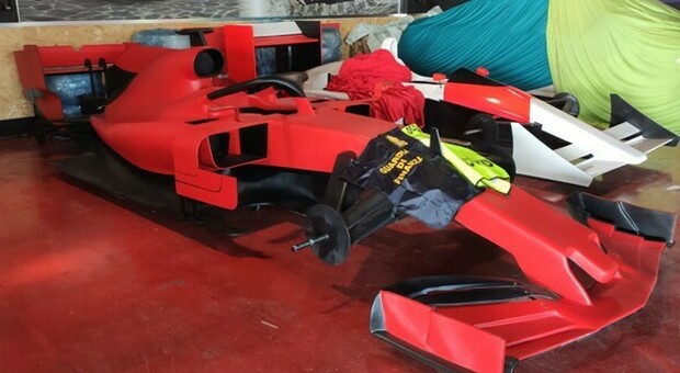 La scocca della Ferrari SF90 taroccata sequestrata a La Spezia