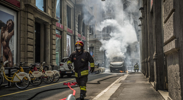 Milano, terrore in centro: furgone in fiamme, clienti in fuga dai negozi FOTO