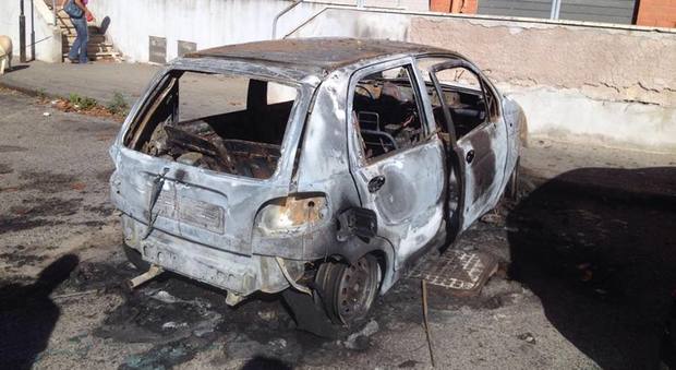Auto distrutta dalle fiamme nella notte ad Aprilia
