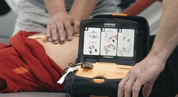 Pesaro, infarto all'Iper: uomo salvato dai volontari con il defibrillatore