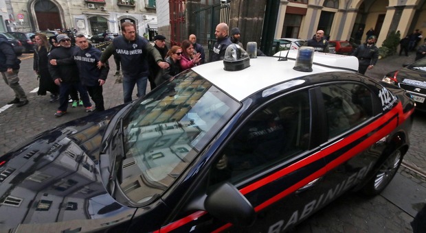 Napoli, maxi blitz dei carabinieri: due arresti, multati 26 parcheggiatori abusivi