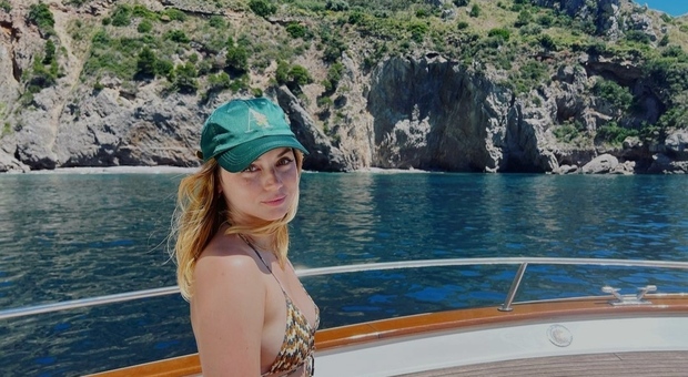 Ana De Armas, la Paloma di 007 in vacanza in Costiera Amalfitana