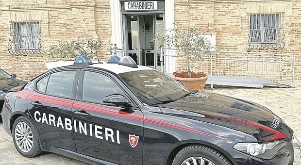 Osimo, si scaglia contro la moglie in casa: i carabinieri lo formano con il taser
