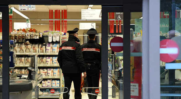 Assalto al supermarket nel Napoletano, il rapinatore strappa i soldi alla commessa incinta: arrestato