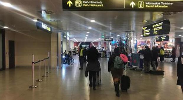 Coronavirus, 34enne positivo dopo il volo per Firenze: scatta l'allarme, controlli ai passeggeri