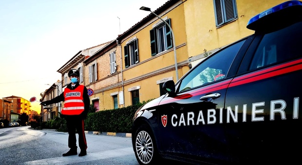 Ancona, si fingono clienti e scatta la rapina: banditi in fuga a piedi con il bottino