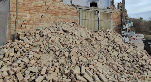 Crolla una casa disabitata a Monte San Giusto: la Provinciale resta chiusa