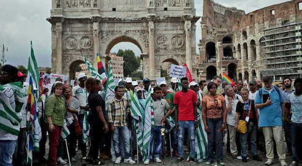 Migranti, al Colosseo la protesta dei profughi: «Fermiamo la strage subito»