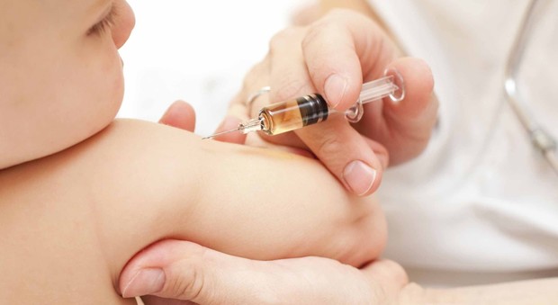 Medico inietta il vaccino sbagliato alla bimba di dieci mesi