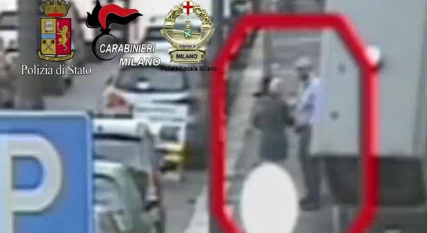 Il passaggio di denaro filmato dai carabinieri tra un'anziana vittima e uno dei truffatori (Fotogramma)