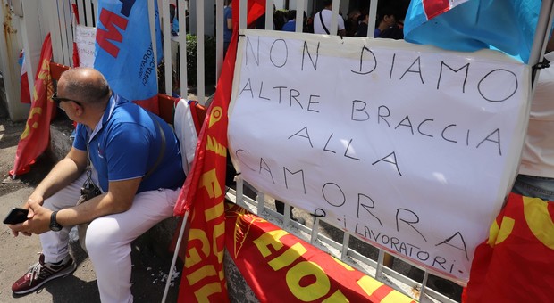 Napoli, la prima domenica senza lavoro degli operai Whirlpool: «Non abbiamo più niente»