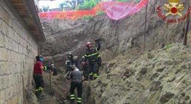 Crolla muro a Napoli, morti due operai: travolti da uno smottamento di terra