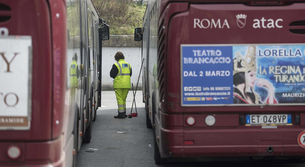Autobus dell’Atac in attesa di pulizie e sanificazioni