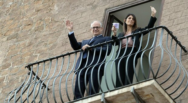 Roma, il neo sindaco sul balcone del Campidoglio con Virginia Raggi, poi va a Tor Bella Monaca per il blitz anti-abusivismo
