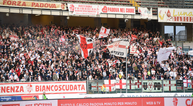 Tifosi del Padova alla partita contro il Catanzaro