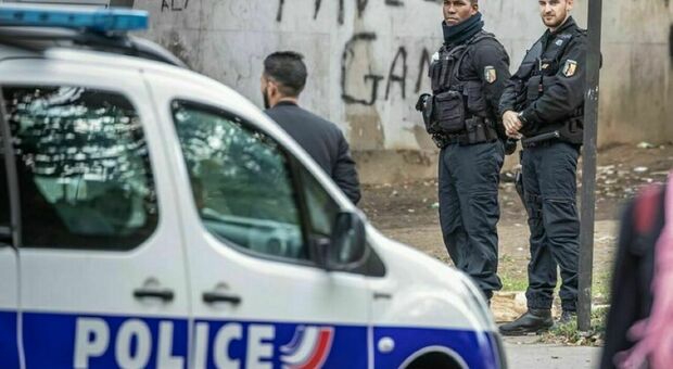 Parigi, uomo accoltella tre persone: orrore alla stazione, uno dei feriti è grave