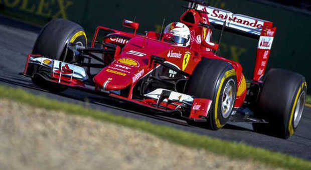 La Ferrari SF15-T di Sebastian Vettel sulla pista dell'Albert Park a Melbourne