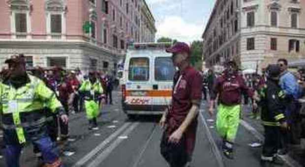 Un'ambulanza nei pressi di San Pietro (foto Yara Nardi - Toiati)