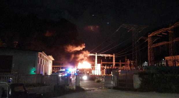 Esplosione a Pozzuoli, centrale elettrica in fiamme nella notte e blackout