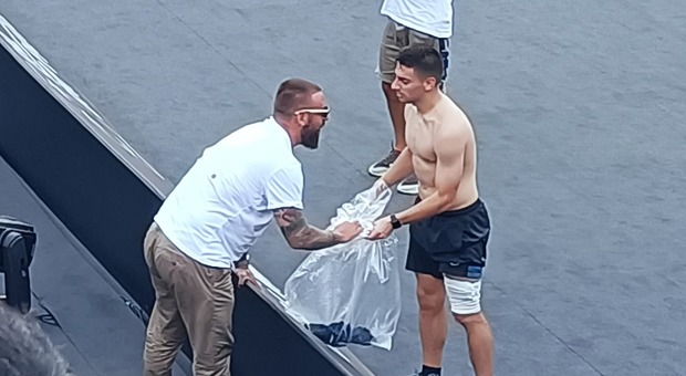 De Rossi consola Di Nenno, lui gli regala la maglia: la bellissima scena dopo la sconfitta in semifinale di padel