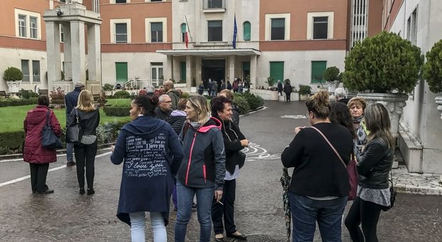 Incendio all'ospedale San Pietro di Roma, notte di paura: evacuati tutti i 660 pazienti