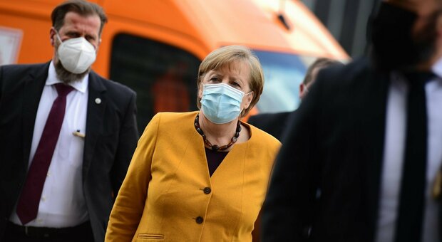 Germania, la Merkel ci ripensa e revoca il lockdown duro: «Scusate, è stato un errore»