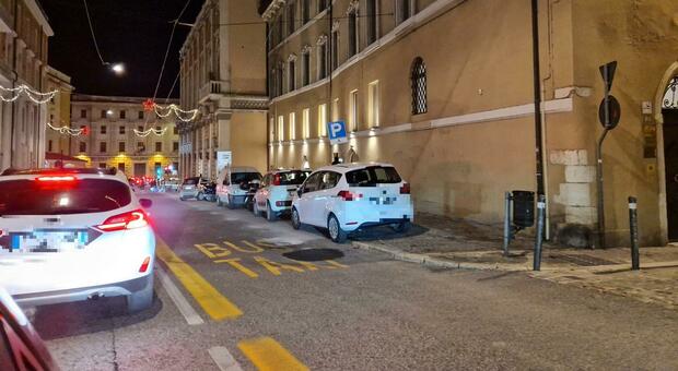 Ancona, i parcheggi del centro pieni, lo scambiatore al palo. Task force di vigili: il traffico non va in tilt