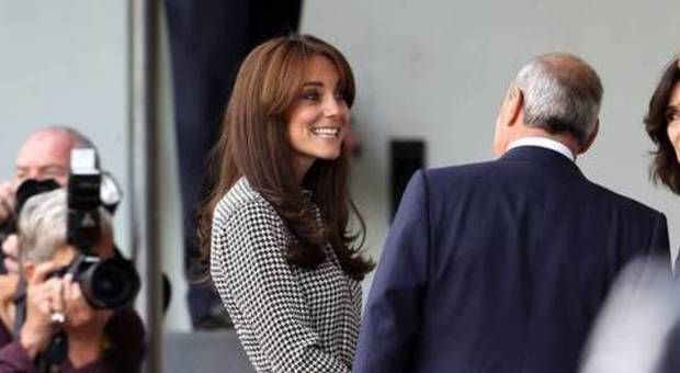 Kate Middleton e i sorrisi ad un altro uomo. E Will si ingelosisce: "Smettila, mi imbarazzi"