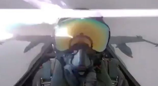 Il fulmine colpisce l'aereo da caccia, paura per il pilota: assalito dalla stanchezza